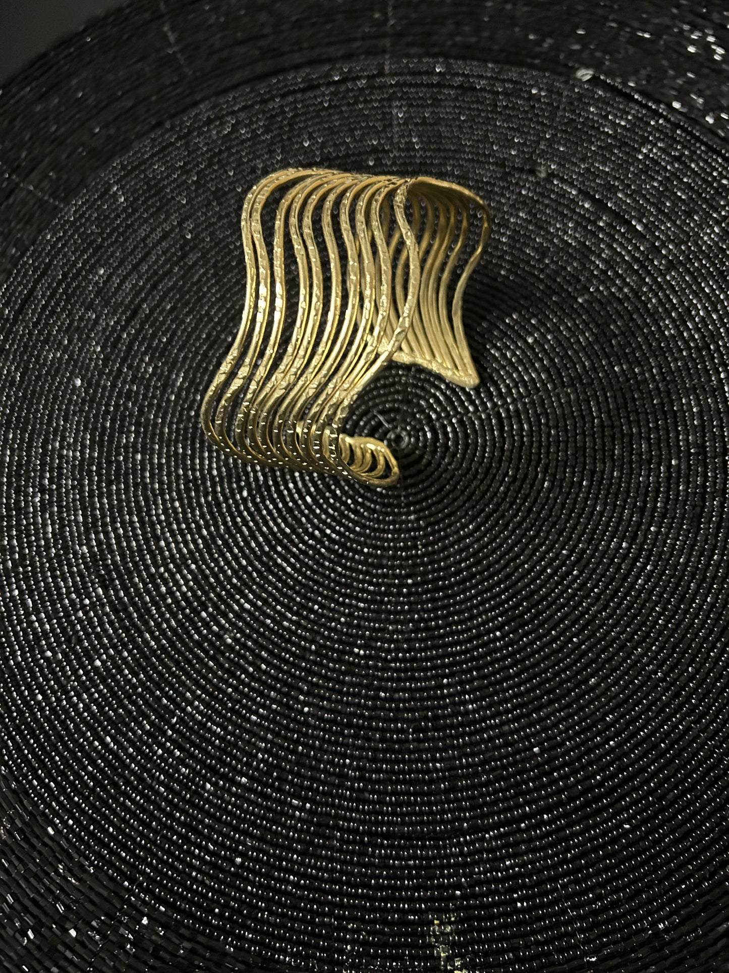 Messing-Armbänder - Breites goldfarbenes Armband mit dünnem wellenförmigem Spiralmuster