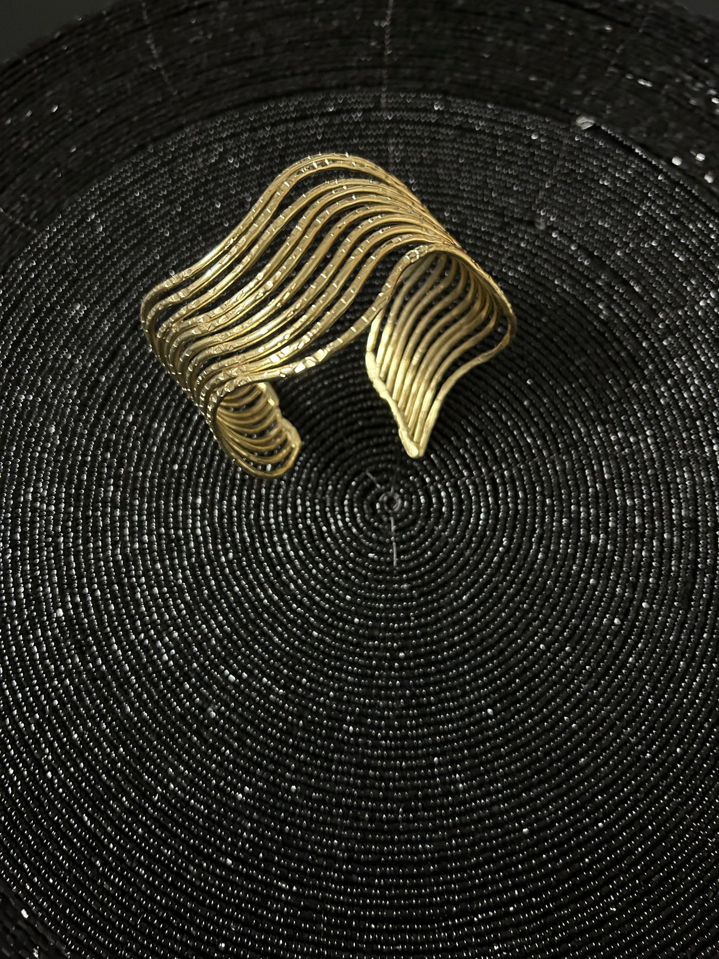 Messing-Armbänder - Breites goldfarbenes Armband mit dünnem wellenförmigem Spiralmuster