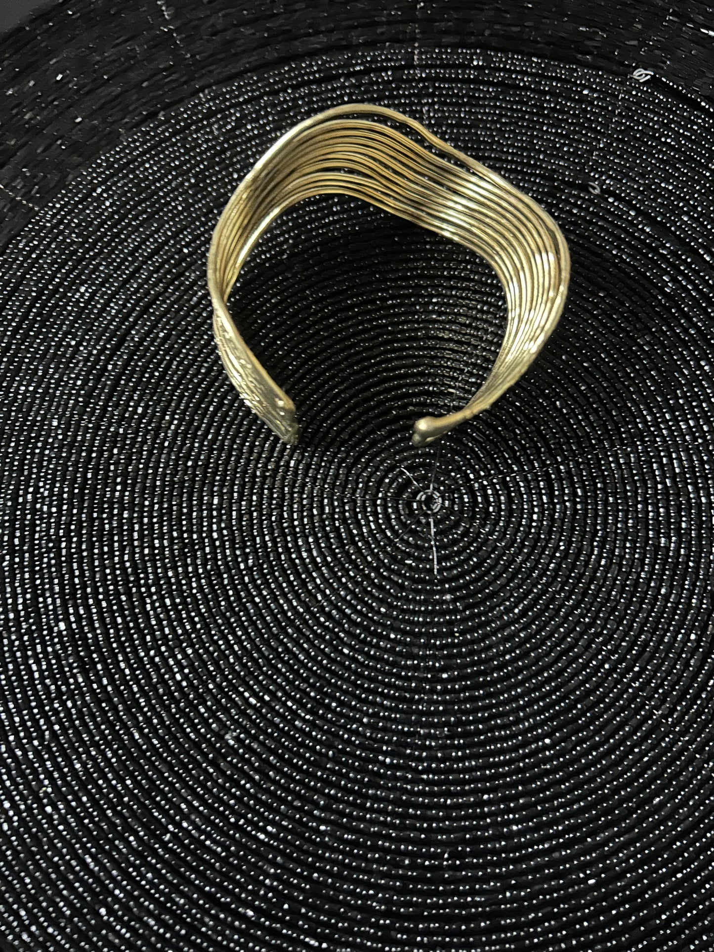 Messing-Armbänder - Breites goldfarbenes Armband mit dünnem wellenförmigem Spiralmuster