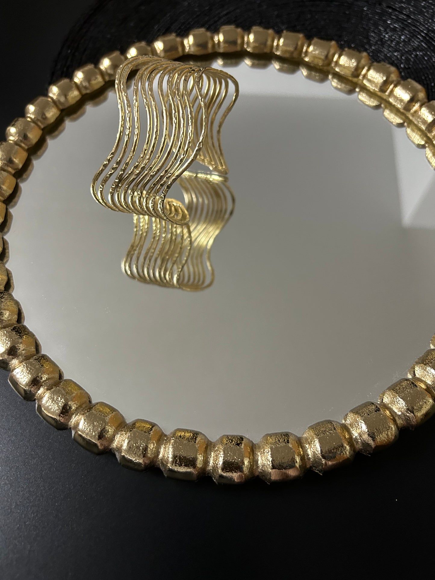 Messing-Armbänder - Breites goldfarbenes Armband mit dünnem wellenförmigem Spiralmuster