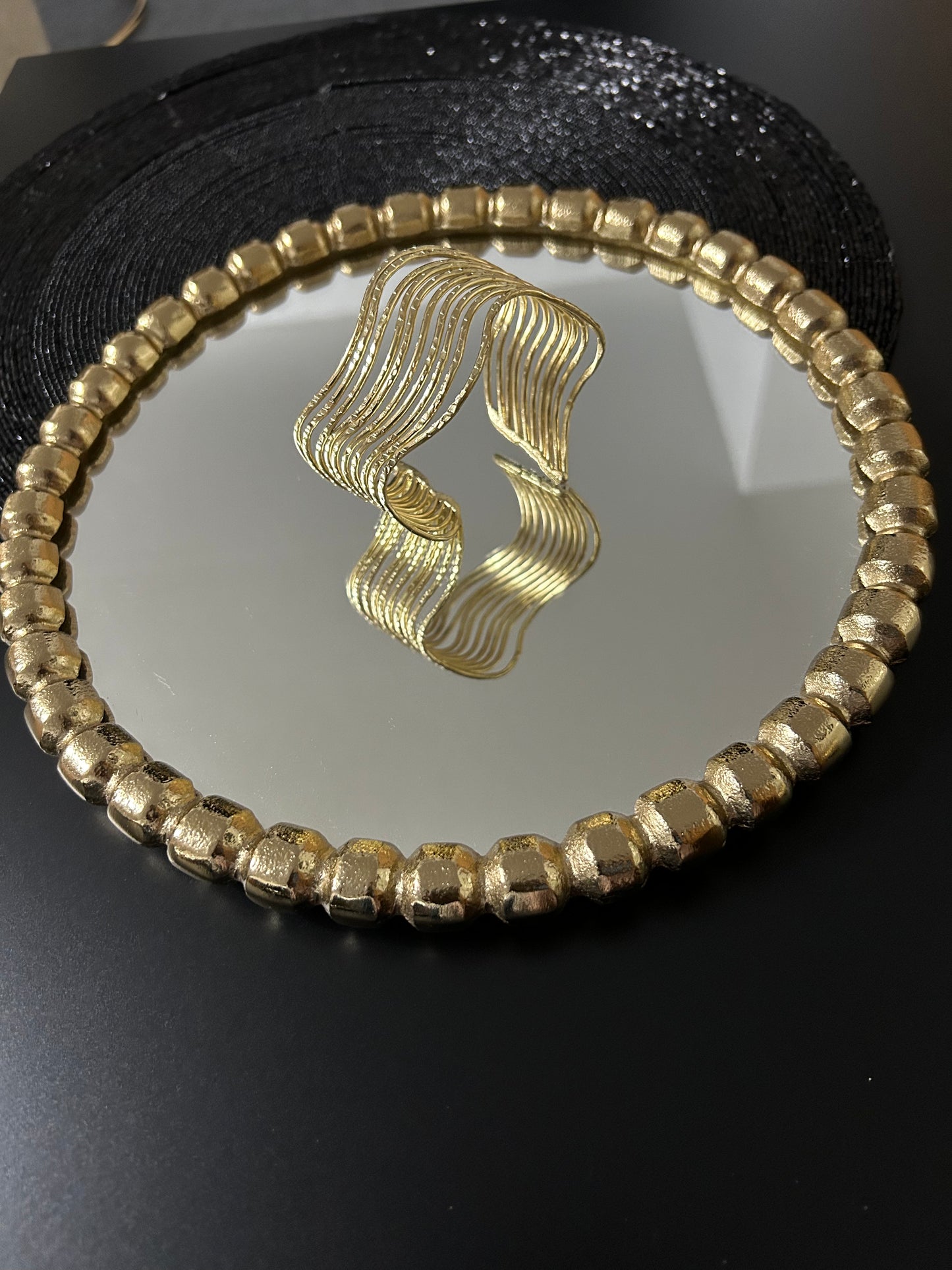 Messing-Armbänder - Breites goldfarbenes Armband mit dünnem wellenförmigem Spiralmuster
