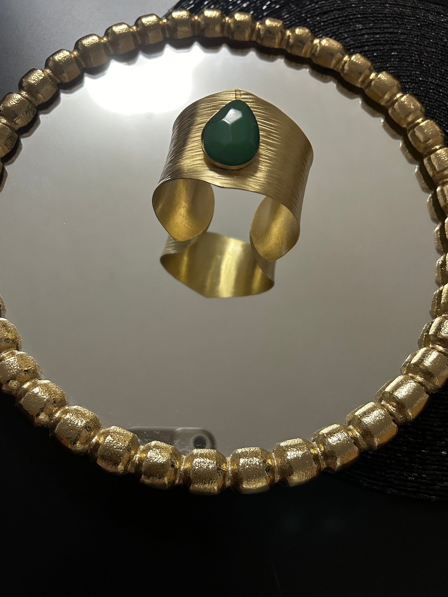 Messing-Armbänder - Breites goldfarbenes Armband mit grünem Kunststein