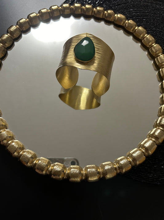 Messing-Armbänder - Breites goldfarbenes Armband mit grünem Kunststein