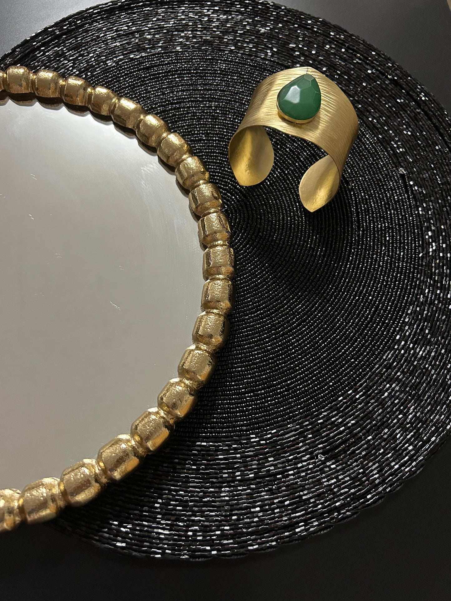 Messing-Armbänder - Breites goldfarbenes Armband mit grünem Kunststein
