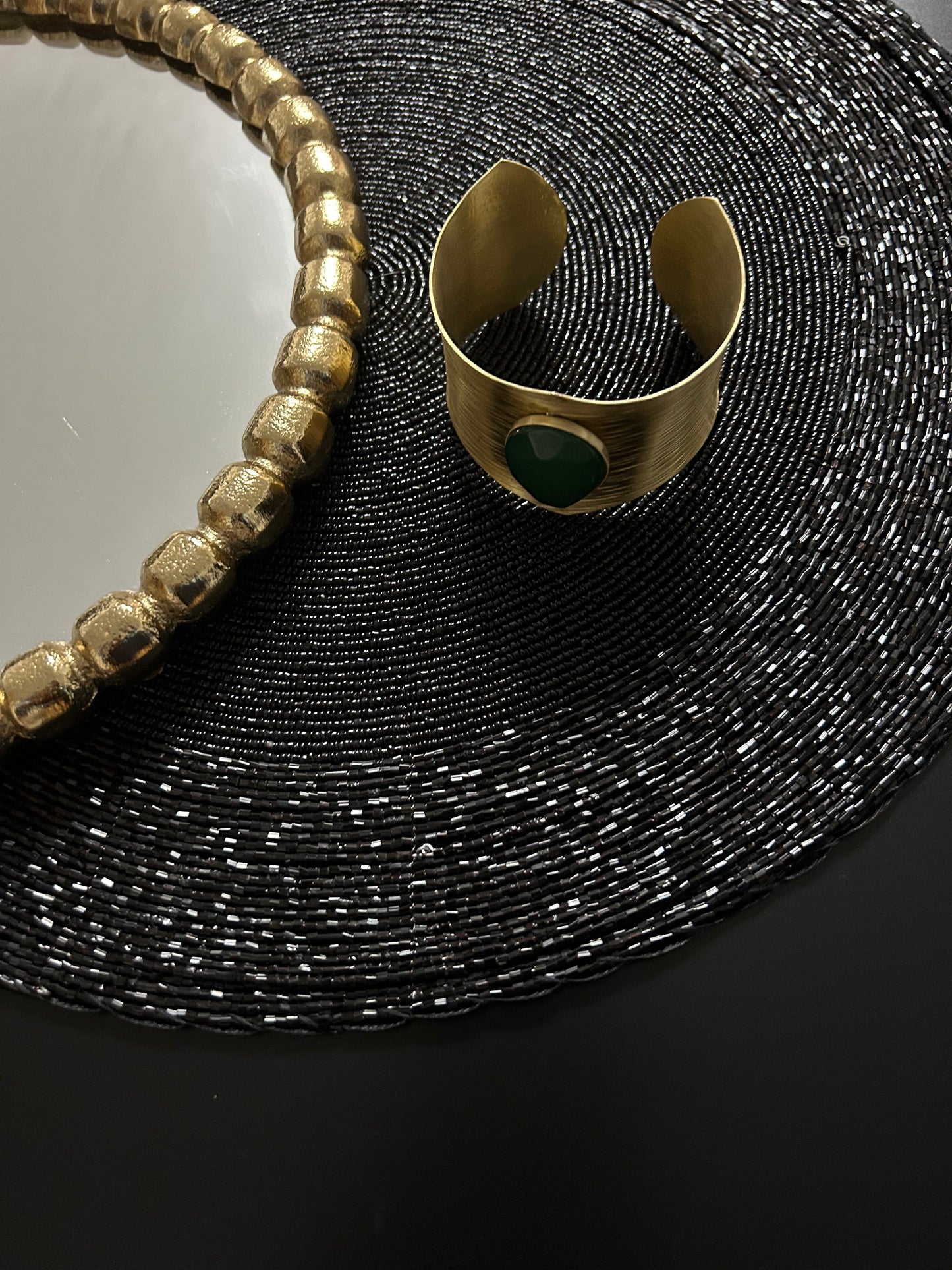 Messing-Armbänder - Breites goldfarbenes Armband mit grünem Kunststein