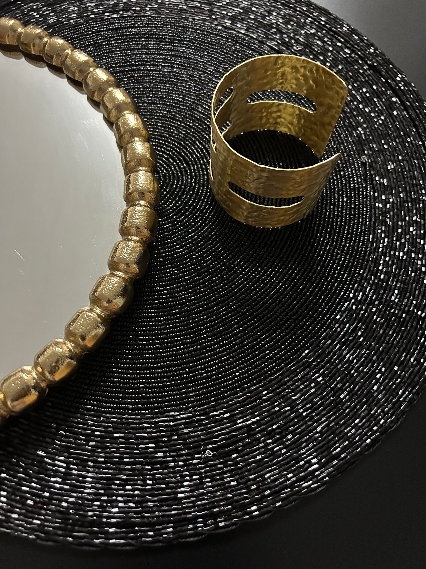 Messing-Armbänder - Goldfarbenes Armband mit Schliff-Muster