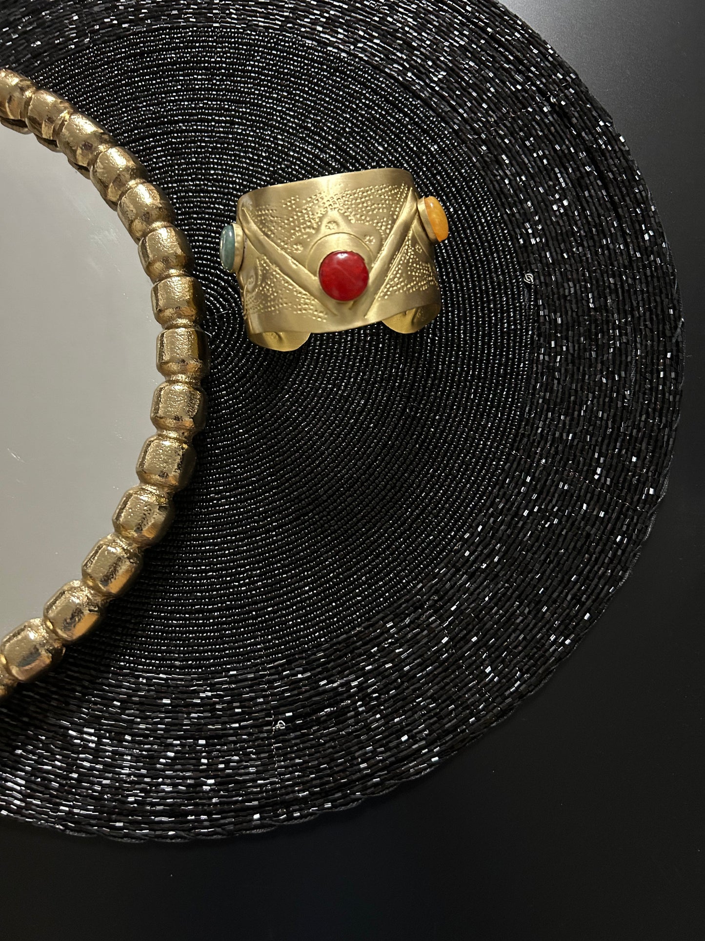 Messing-Armbänder - Breites goldfarbenes Armband mit grünen, roten und gelben Kunststeinen
