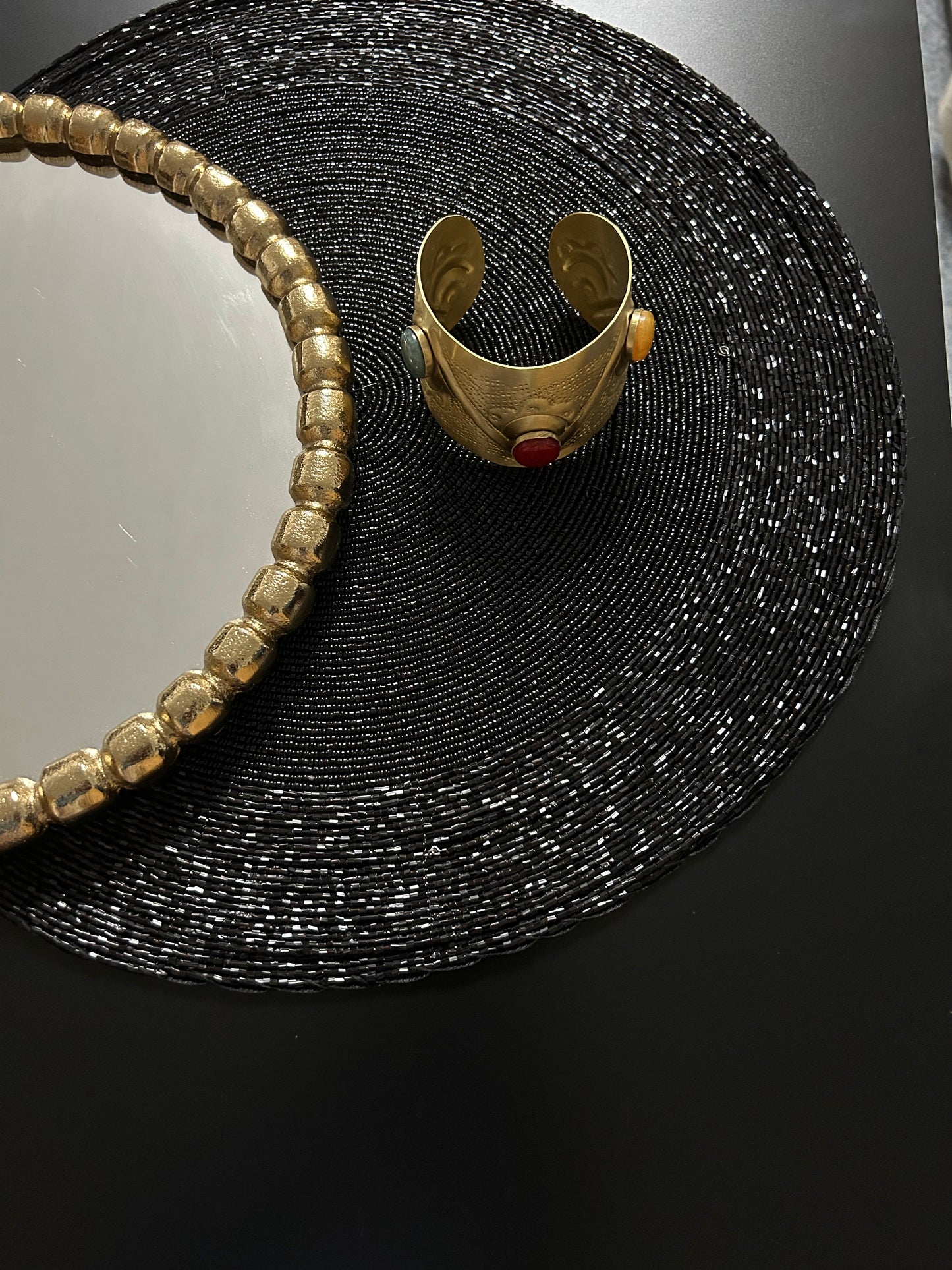Messing-Armbänder - Breites goldfarbenes Armband mit grünen, roten und gelben Kunststeinen
