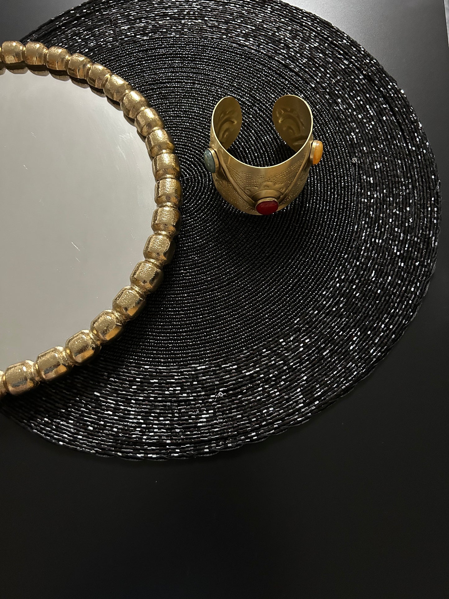 Messing-Armbänder - Breites goldfarbenes Armband mit grünen, roten und gelben Kunststeinen
