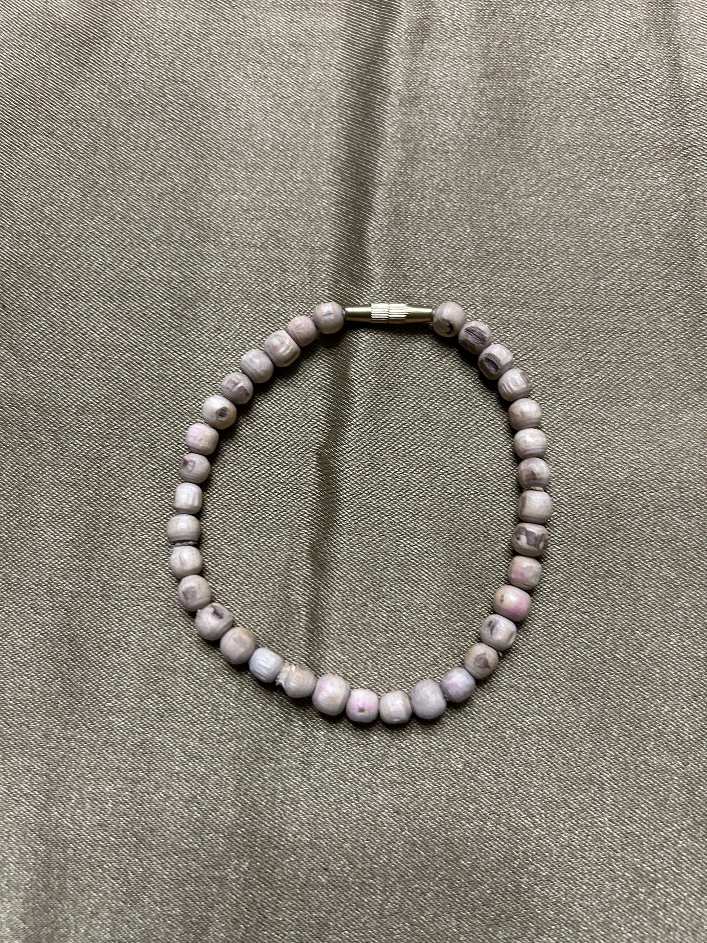 Armband - Natürliches Basilikumholz mit kleinen Perlen