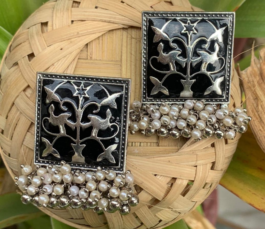 Enamelled earrings square black