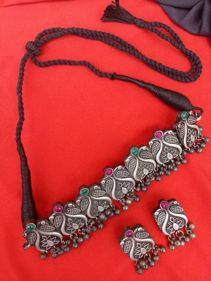 Antique style choker with red and green beads, with earrings