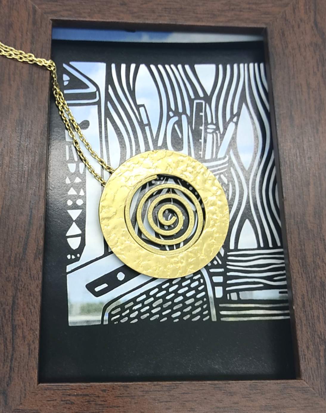 Halsketten aus Messing - Goldfarbene Halskette mit spiralförmigem Sonnen-Anhänger