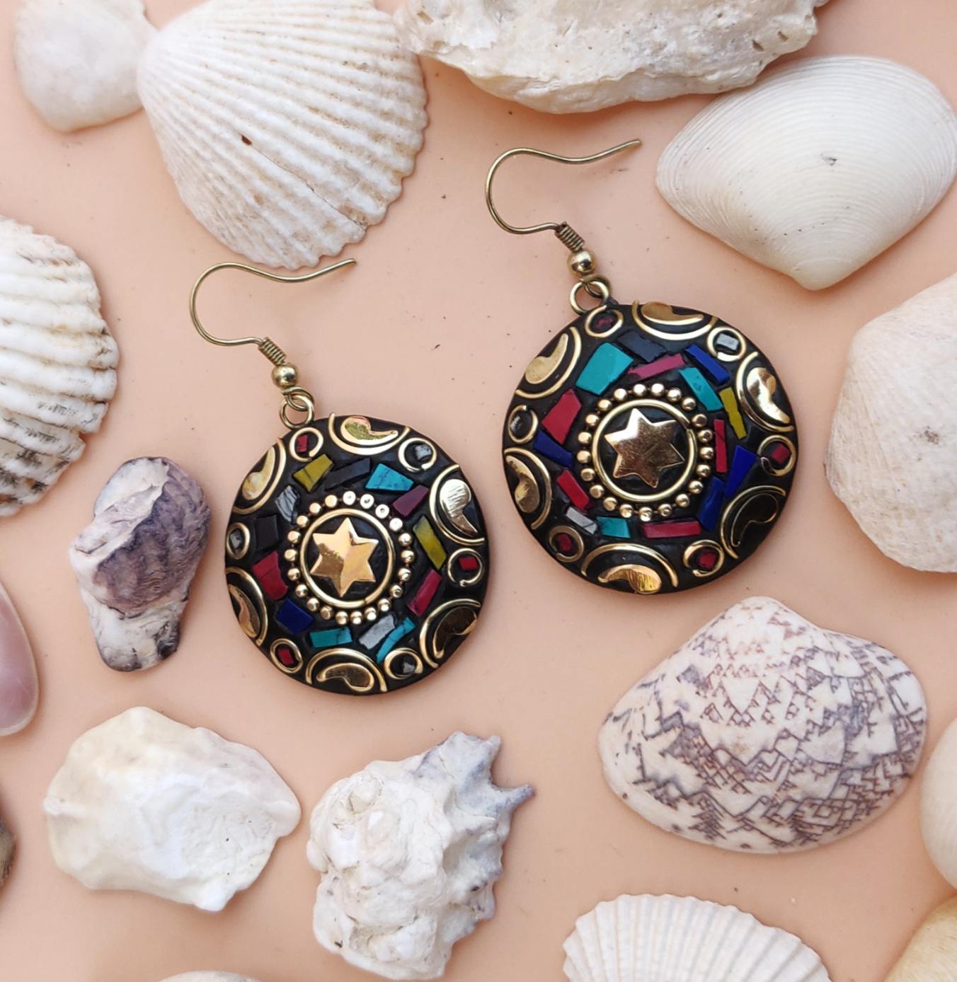 Tribal-Ohrringe - Runde Ohrhänger mit roten und grünen Details und goldenem Stern in der Mitte