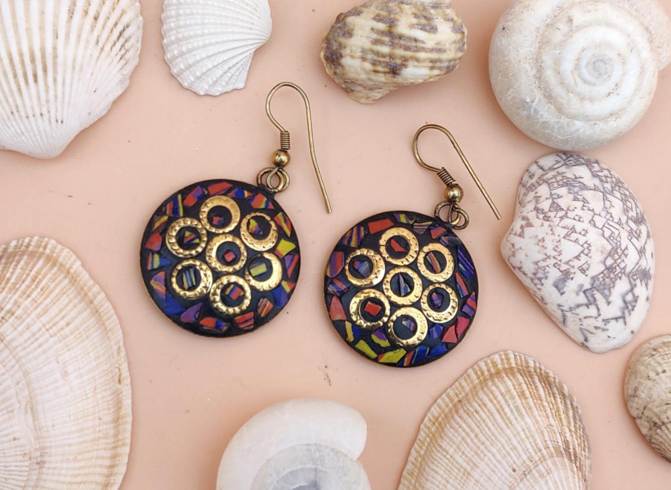 Tribal-Ohrringe - Mehrfarbige runde Ohrhänger mit goldenem Punktedesign