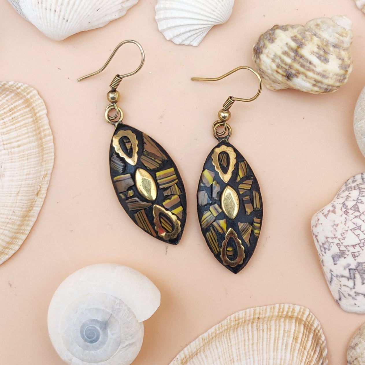 Tribal-Ohrringe - Fischförmige Ohrhänger mit aufwändigem Gold-Muster
