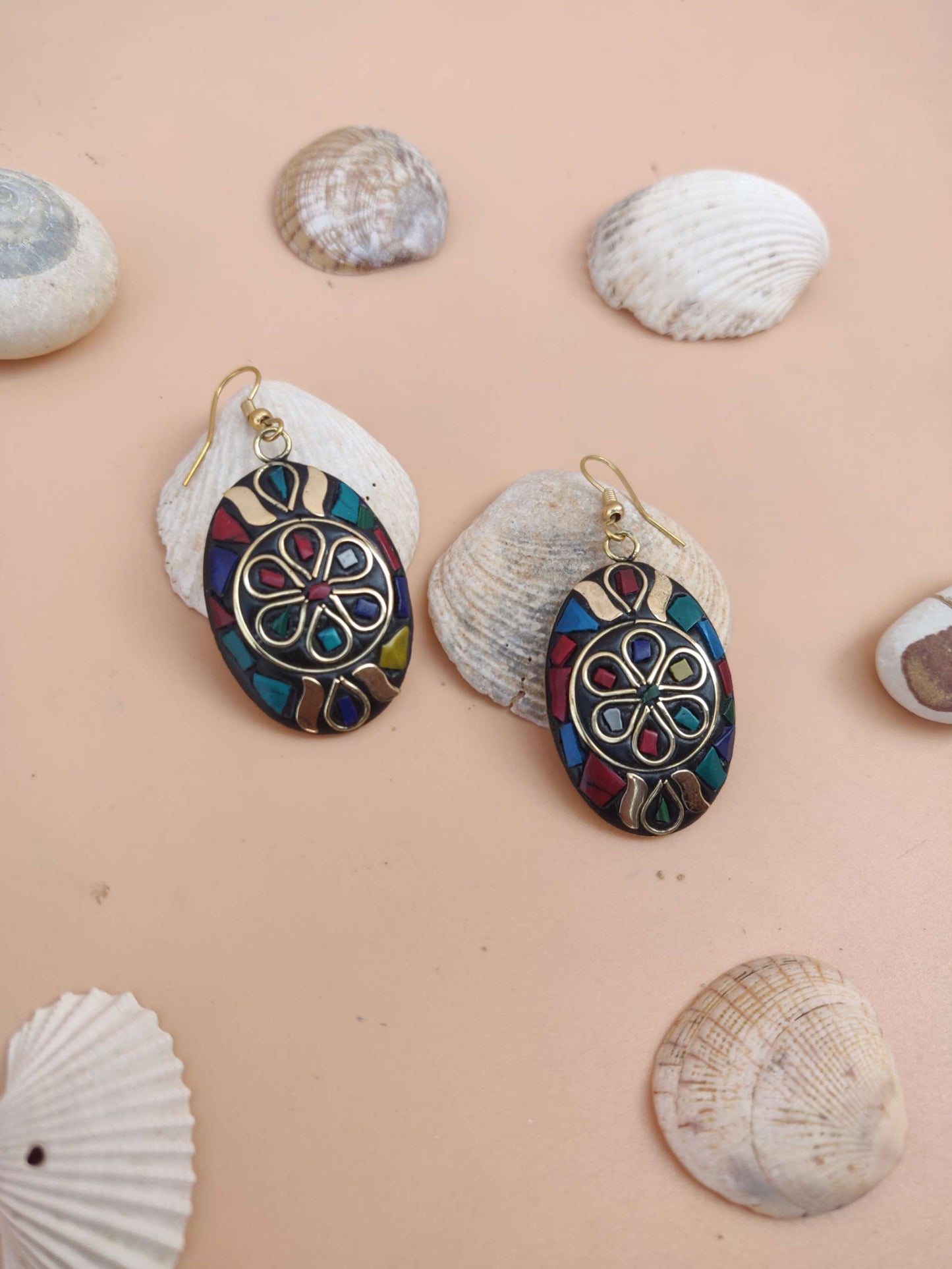Tribal-Ohrringe - Mehrfarbige ovale Ohrhänger