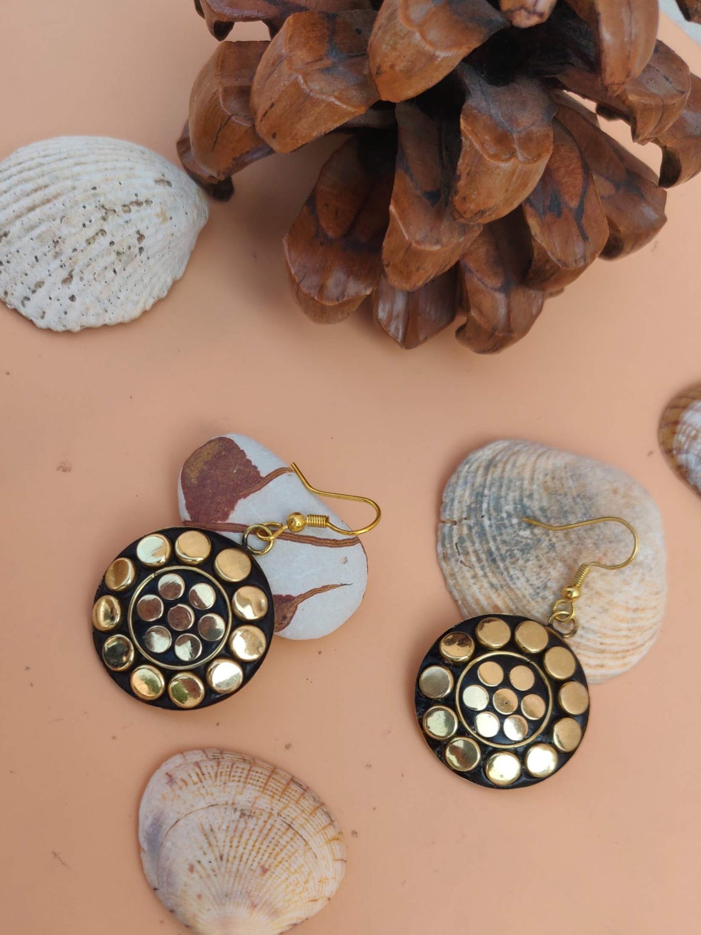 Tribal-Ohrringe - Runde Ohrhänger mit goldenem Punktedesign
