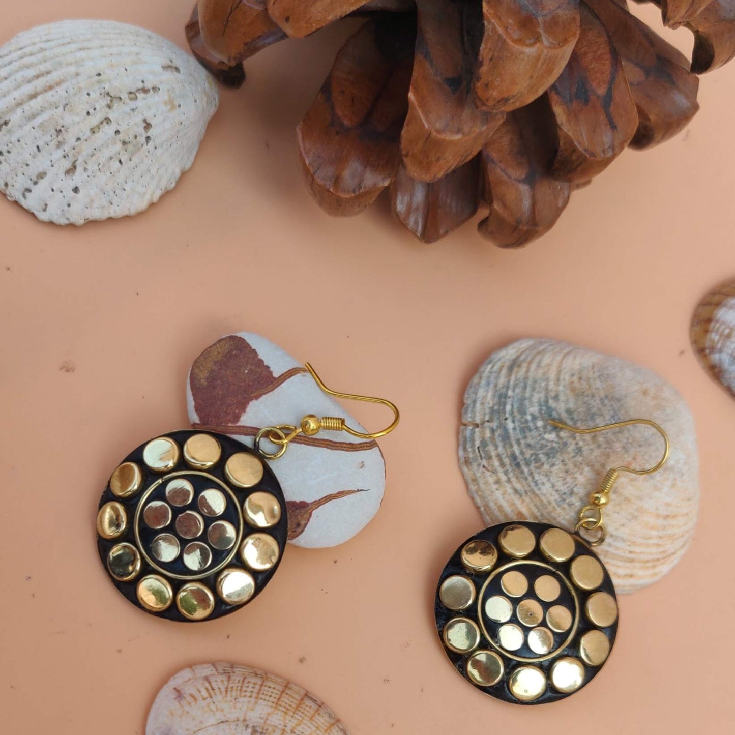 Tribal-Ohrringe - Runde Ohrhänger mit goldenem Punktedesign