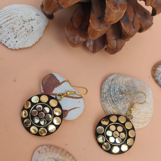 Tribal-Ohrringe - Runde Ohrhänger mit goldenem Punktedesign
