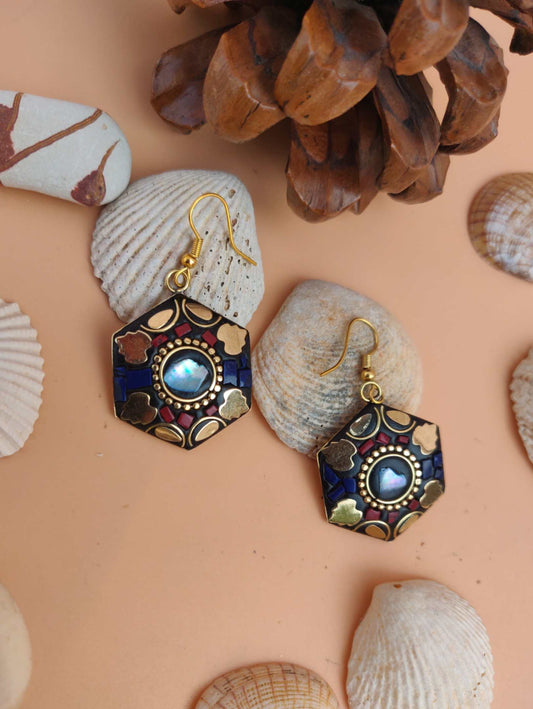 Tribal-Ohrringe - Sechseckige Ohrhänger mit blauem, rotem und goldenem Design
