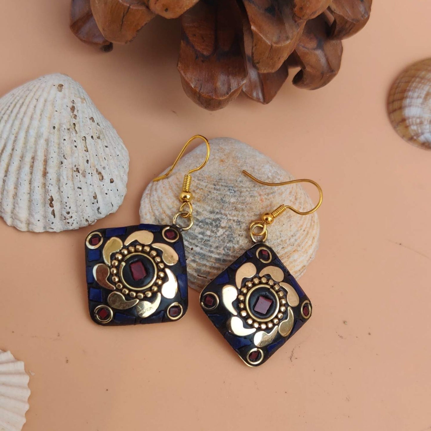 Tribal-Ohrringe - Quadratische Ohrhänger mit goldenem Blumenmuster und roten und blauen Verzierungen