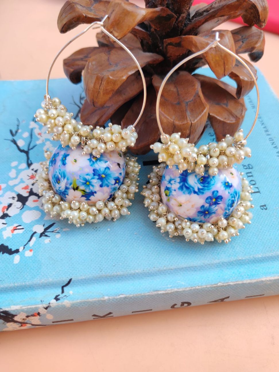 Emaillierte Jhumkis - runde Ohrhänger mit weißem, blauem Blumenmuster und Kunstperlen