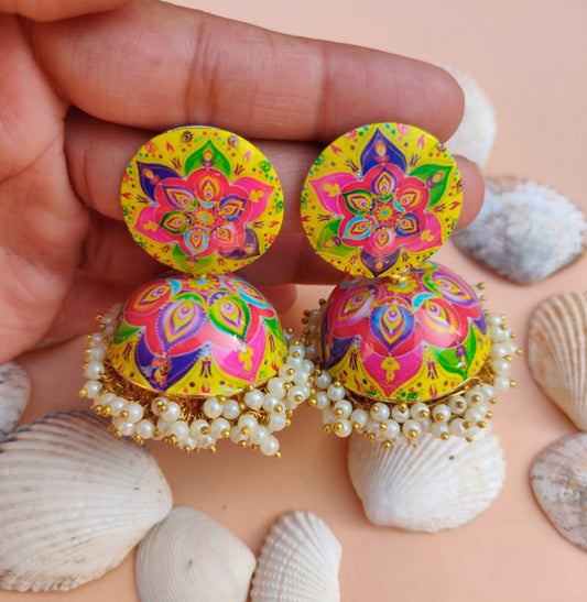 Emaillierte Jhumkis - Runde gelbe Ohrhänger mit mehrfarbigem Mandala-Muster und Kunstperlen