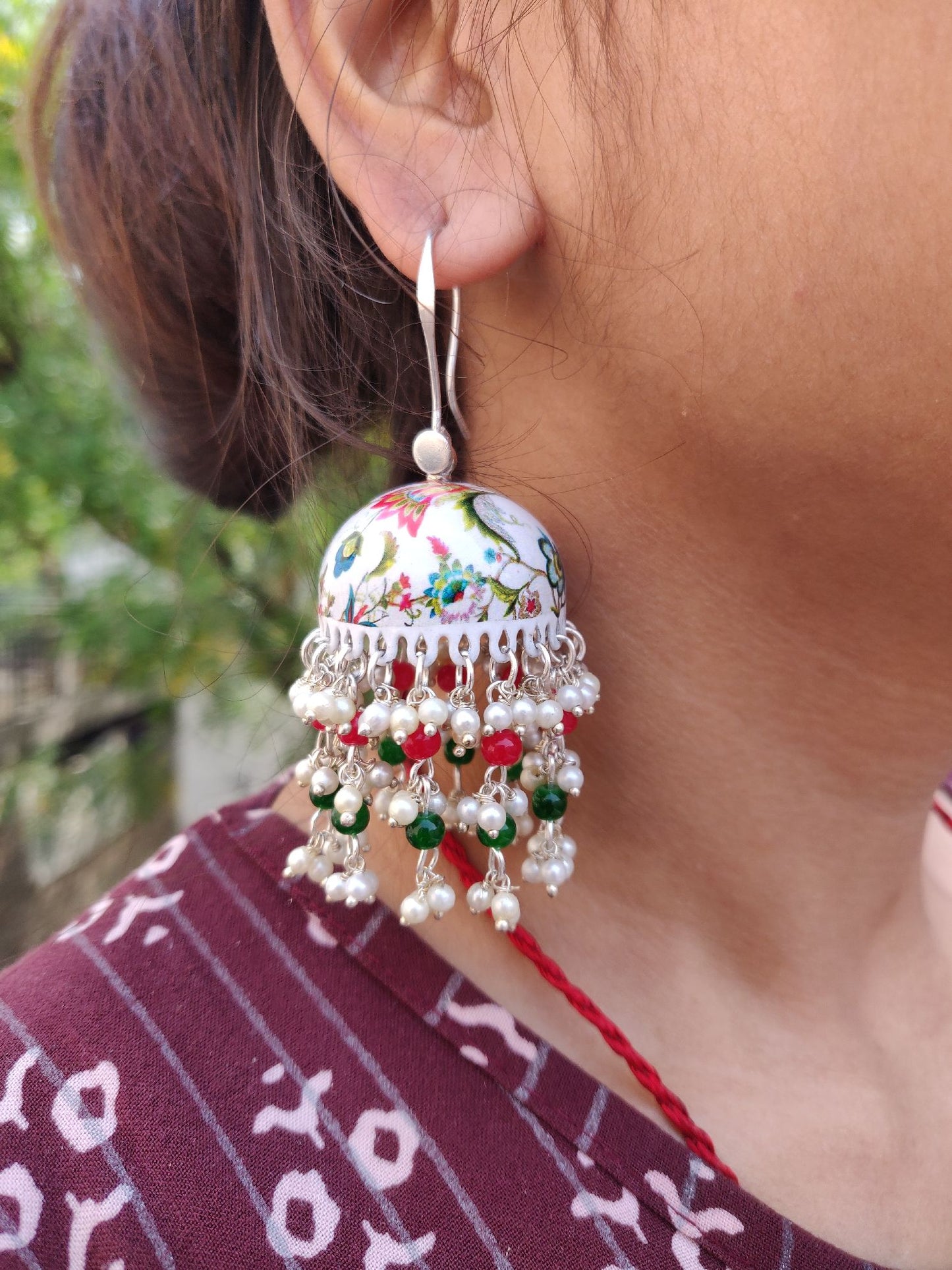 Emaillierte Jhumkis - runde weiße Ohrhänger mit mehrfarbigem Blumenmuster und dreilagigen Kustperlen