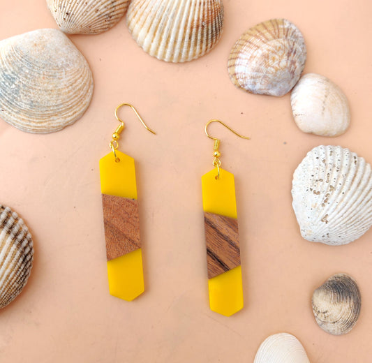 Resin und wood dangler earrings in yellow colour