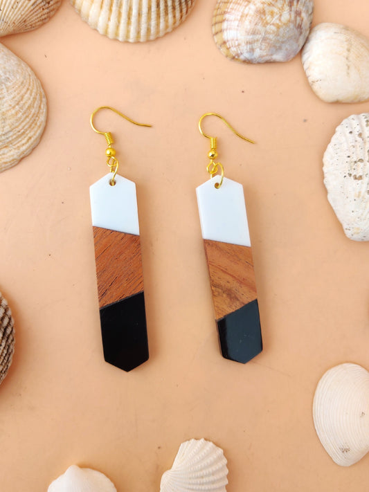 Resin und wood dangler earrings in white and black