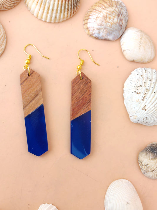 Resin und wood dangler earrings in blue colour