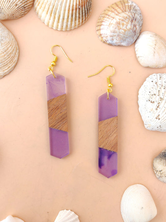 Resin und wood dangler earrings in purple colour
