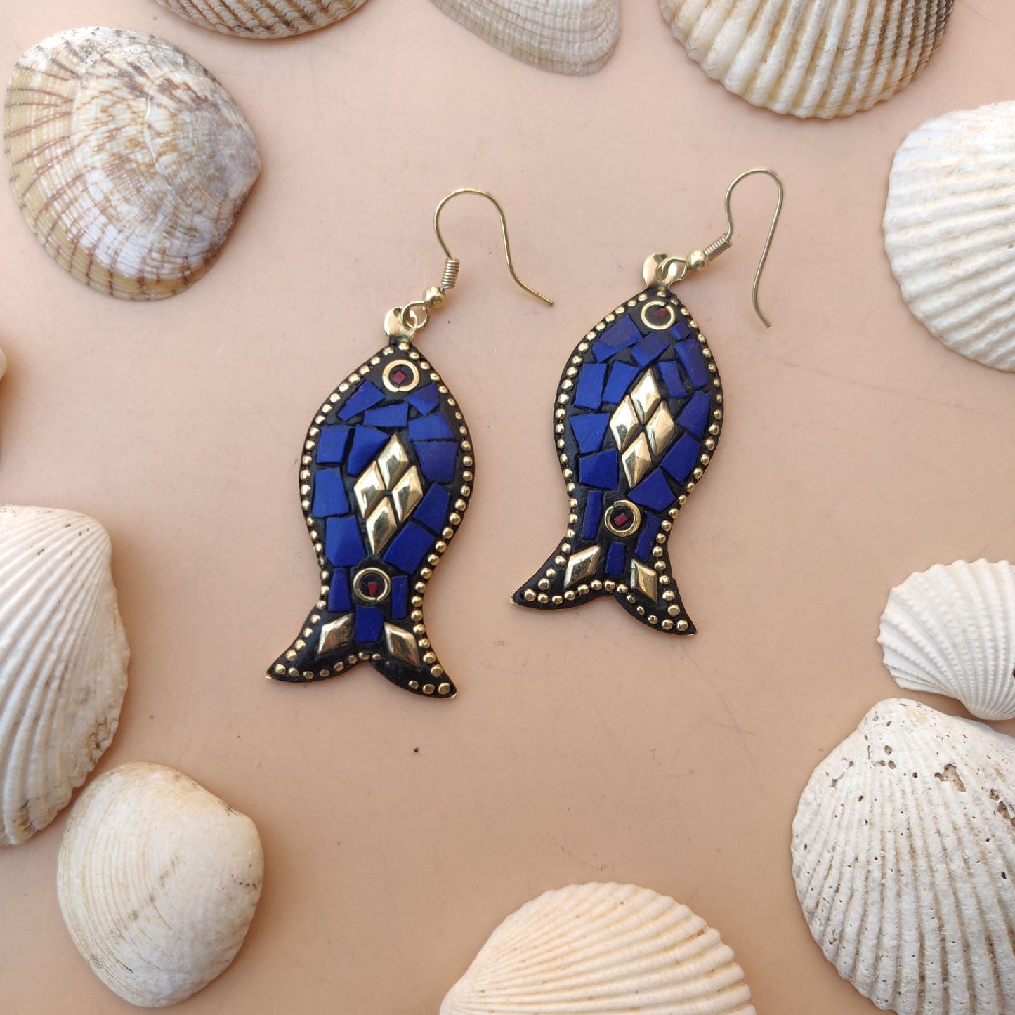 Tribal-Ohrringe - Blaue fischförmige Ohrringe mit goldenem Stern