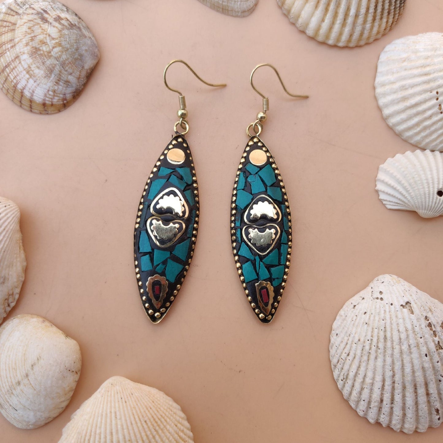 Tribal-Ohrringe - Fischförmige Ohrhänger mit grünen und goldenen Details