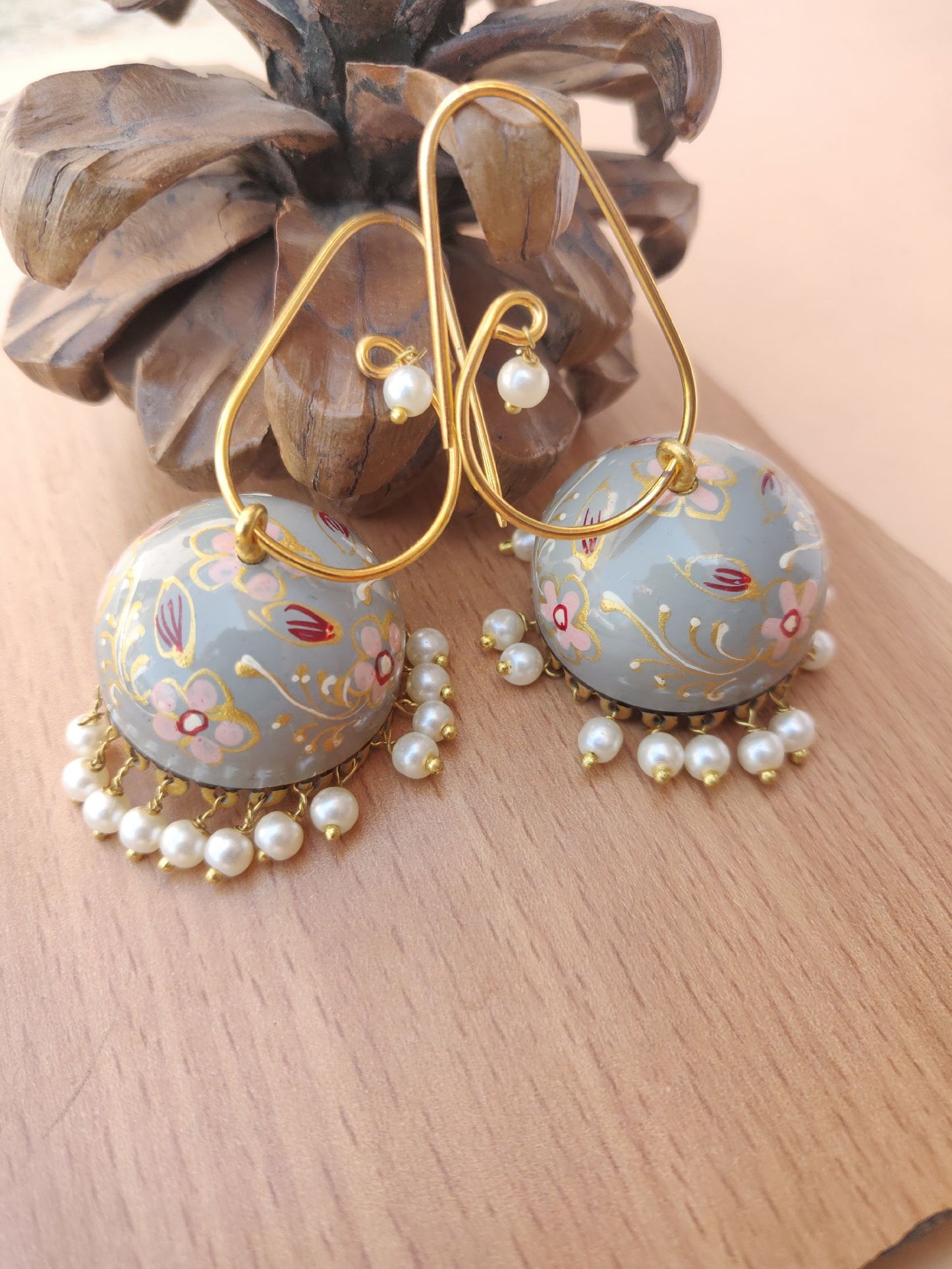 Emaillierte Jhumkis - Runde graue Ohrhänger mit goldenem Blumenmuster und Kunstperlen