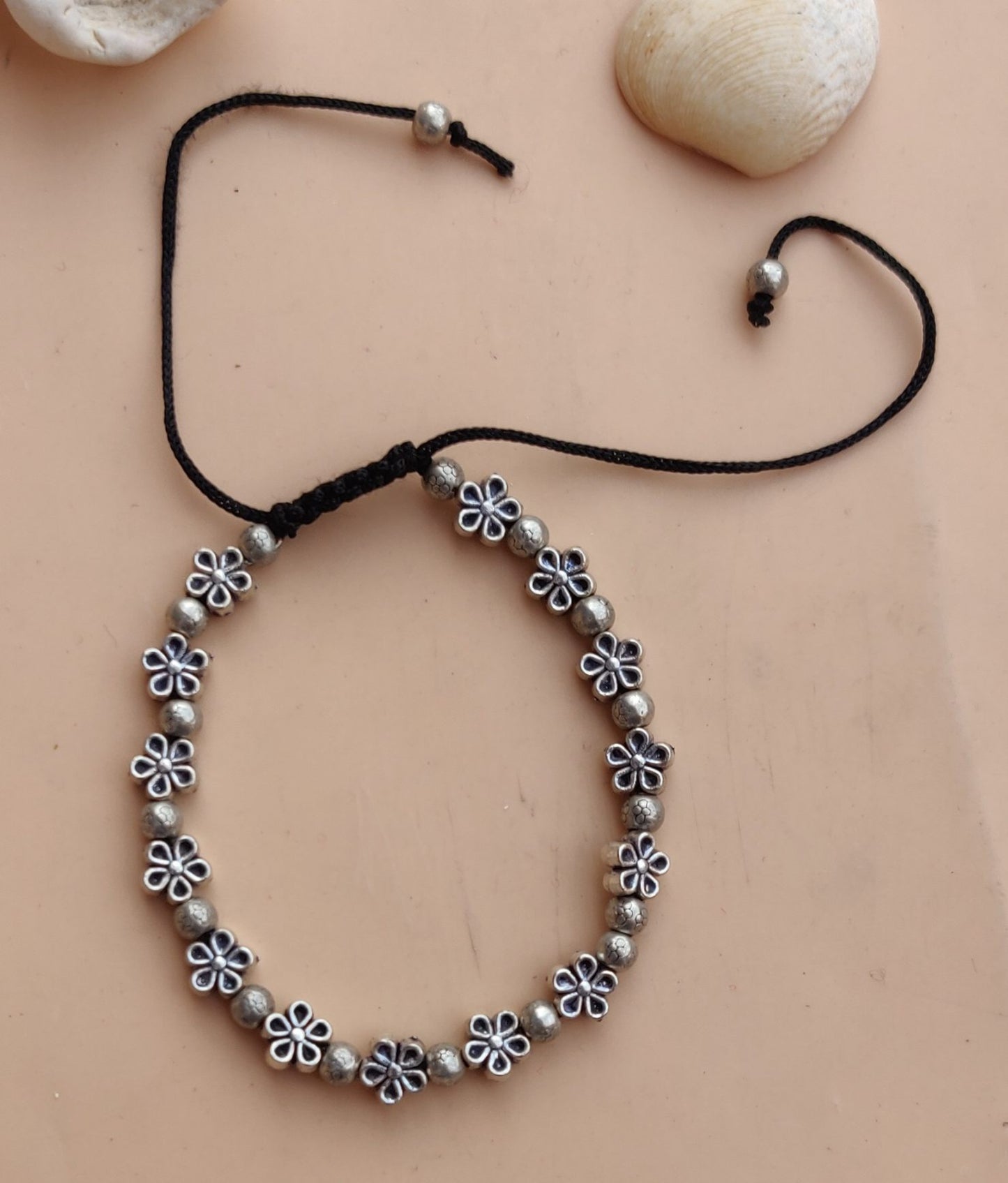 Armbänder - Oxidized, charmbracelet mit Blumenperlen im Faden