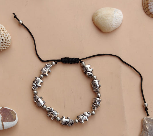 Armbänder - Oxidized, charmbracelet mit Elefantenperlen im Faden
