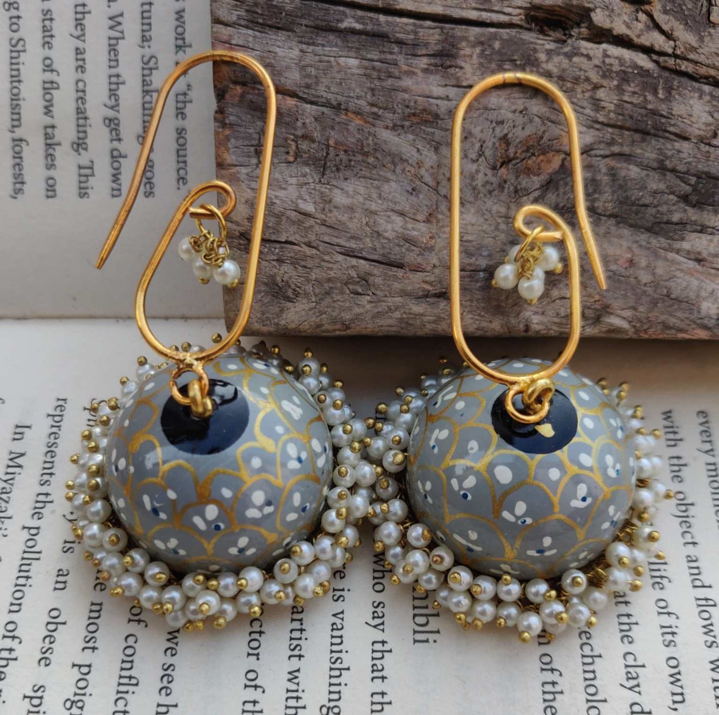 Emaillierte Jhumkis - Runde graue Ohrhänger mit goldenem Muster und Kunstperlen