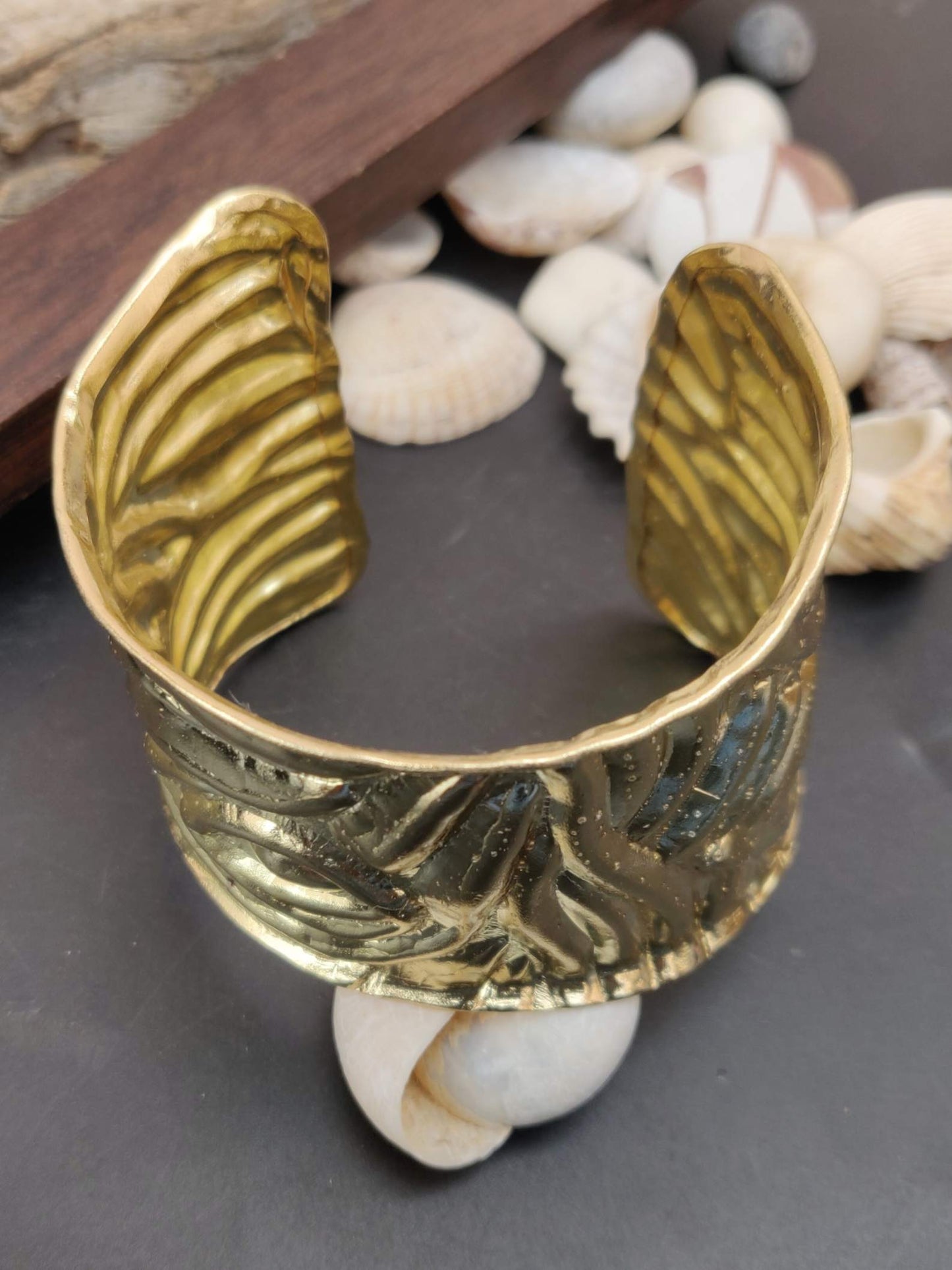 Messing-Armbänder - Breites goldfarbenes Armband mit einzigartigem Kräuseldesign