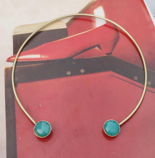 Halsketten aus Messing - Collier aus Messingdraht mit türkisfarbenen Kunststeinen