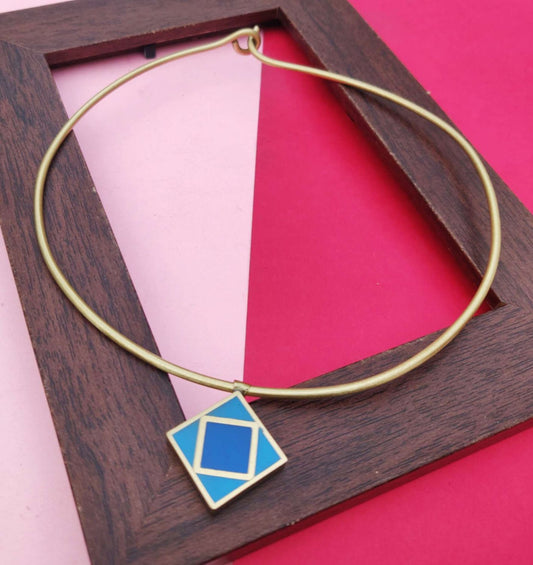 Halsketten aus Messing - Collier aus Messingdraht mit blauem quadratischem Harzanhänger mit geometrischem Muster