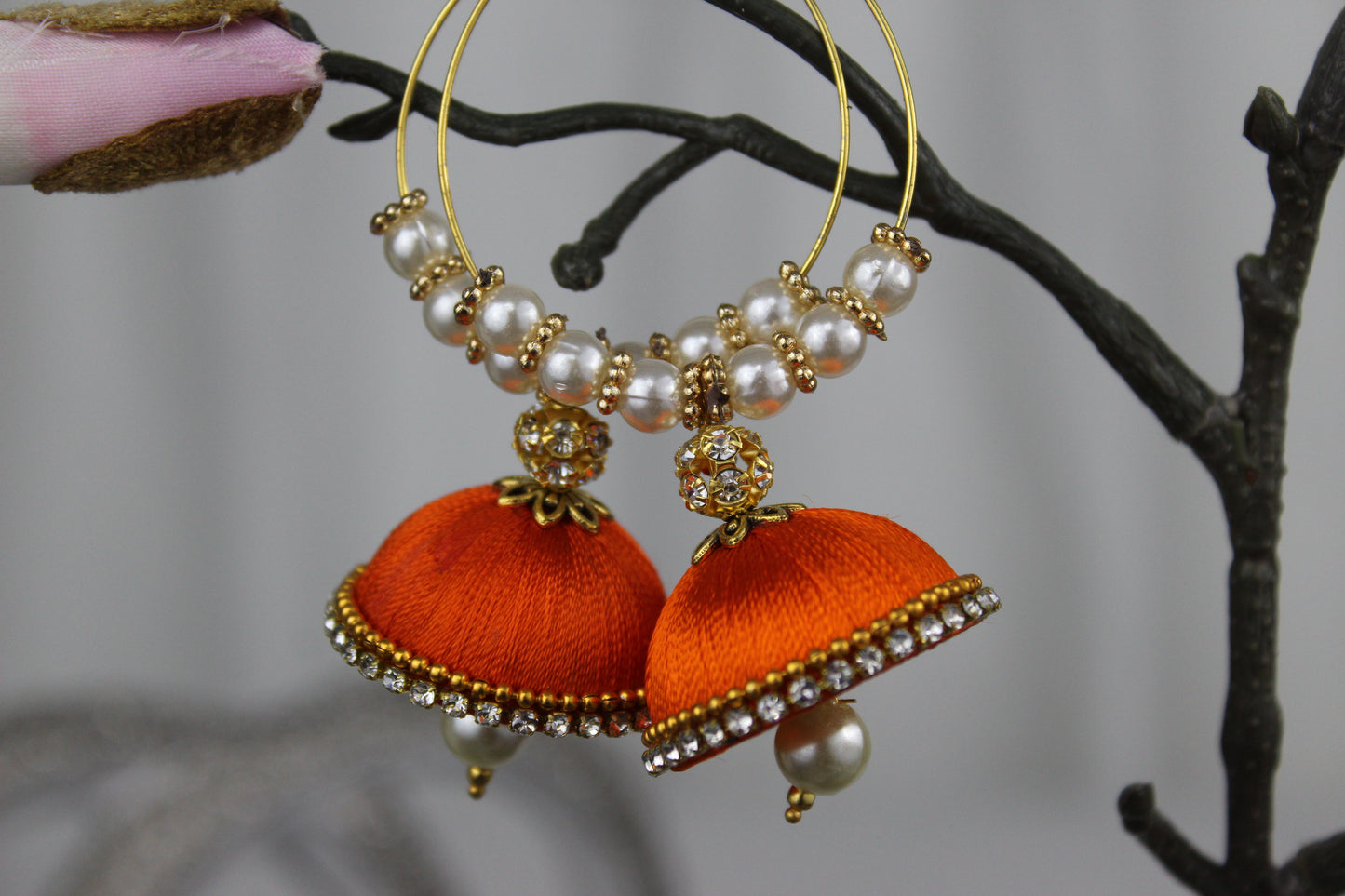 Leichte Seidenfaden-Ohrringe mit Öse - orangefarben