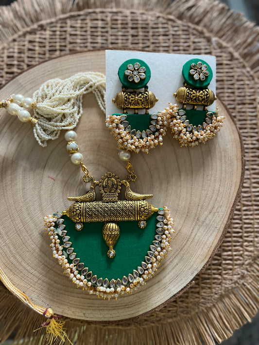 Long fabric necklace completed with faux beads and matching earrings - green