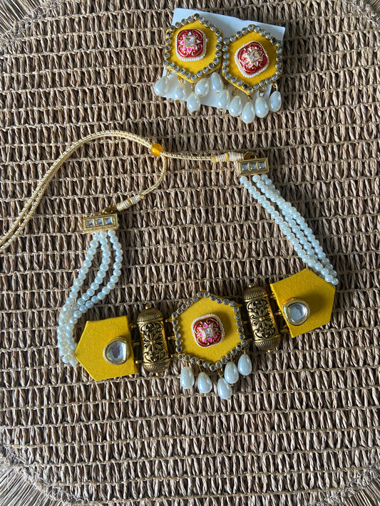 Fabric choker set with geometric pieces - yellow