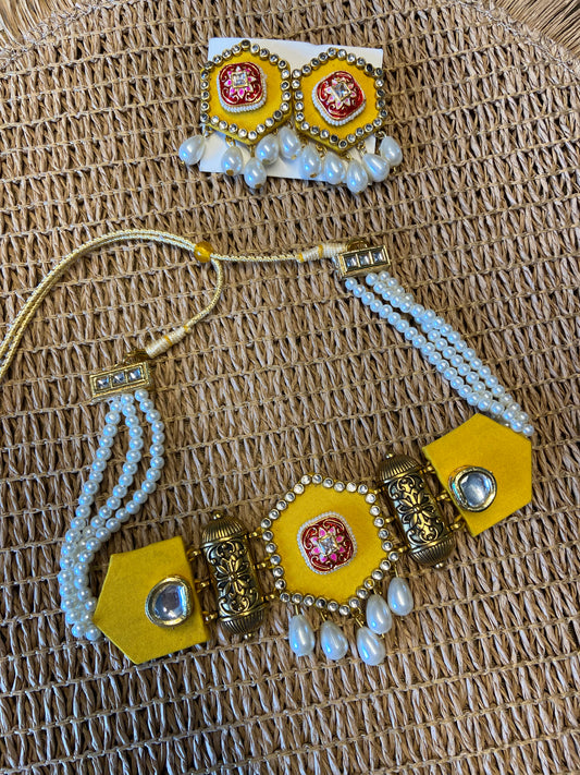 Fabric choker set with geometric pieces - yellow
