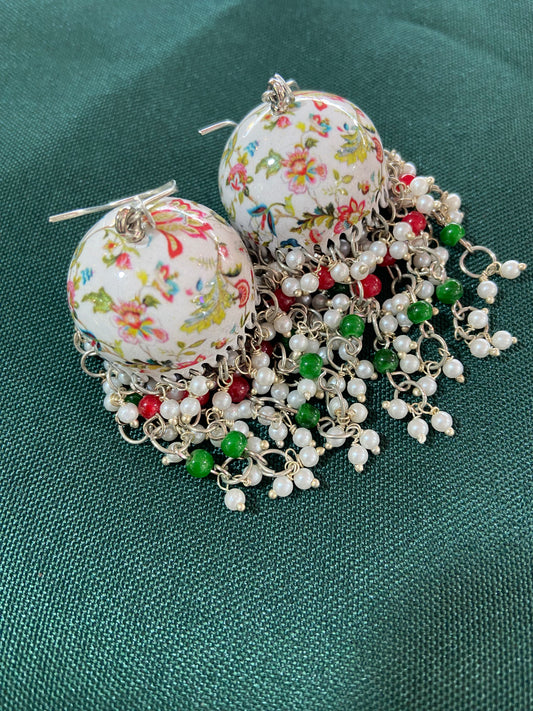 Emaillierte Jhumkis - runde weiße Ohrhänger mit mehrfarbigem Blumenmuster und dreilagigen Kustperlen