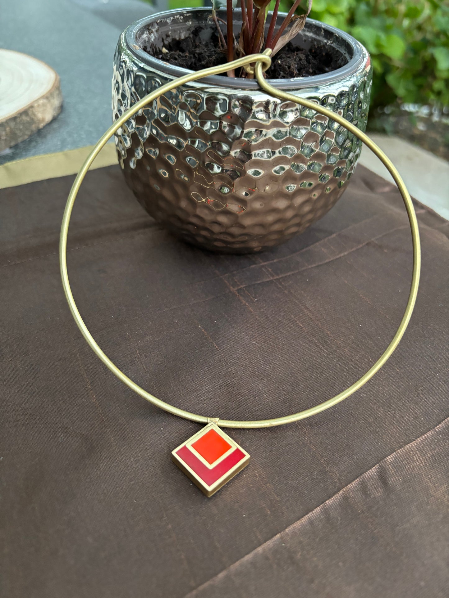 Halsketten aus Messing - Collier aus Messingdraht mit rotem und orangenem quadratischen Harzanhänger mit geometrischem Muster
