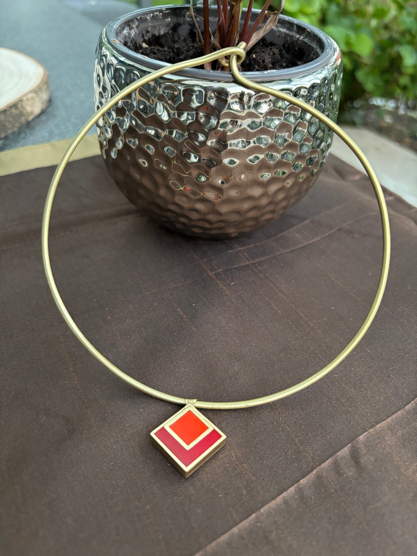 Halsketten aus Messing - Collier aus Messingdraht mit rotem und orangenem quadratischen Harzanhänger mit geometrischem Muster