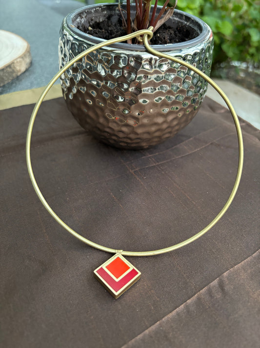 Halsketten aus Messing - Collier aus Messingdraht mit rotem und orangenem quadratischen Harzanhänger mit geometrischem Muster
